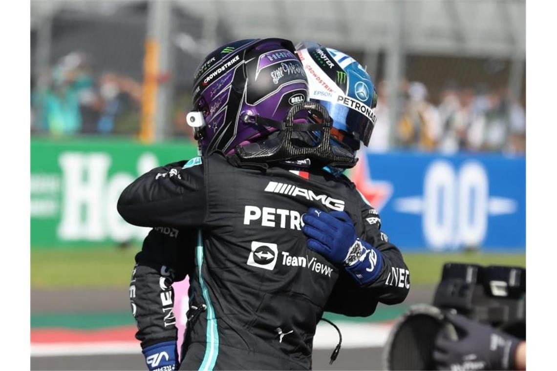 Starten in Mexiko aus der ersten Startreihe: Valtteri Bottas und Mercedes-Teamkollege Lewis Hamilton. Foto: Edgard Garrido/Reuters pool via AP/dpa