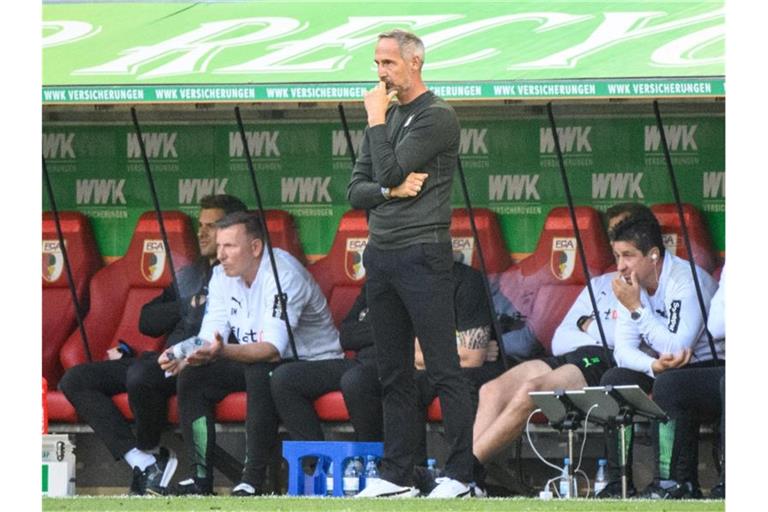 Startet als Trainer in Mönchengladbach exakt so schwach wie einst in Frankfurt: Adi Hütter (M). Foto: Matthias Balk/dpa