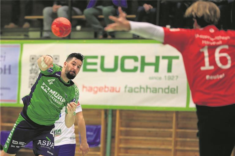 Startet an diesem Wochenende seine Abschiedstour im HCOB-Trikot: Routinier Benjamin Röhrle, der heute für die Zweite und morgen für die Erste auf Torejagd geht. Foto: A. Becher