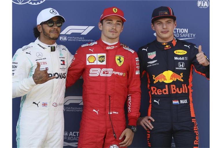 Startet erstmals in seiner Karriere von der Pole Position vor Lewis Hamilton (l) und Max Verstappen (r): Charles Leclerc. Foto: Ronald Zak/AP