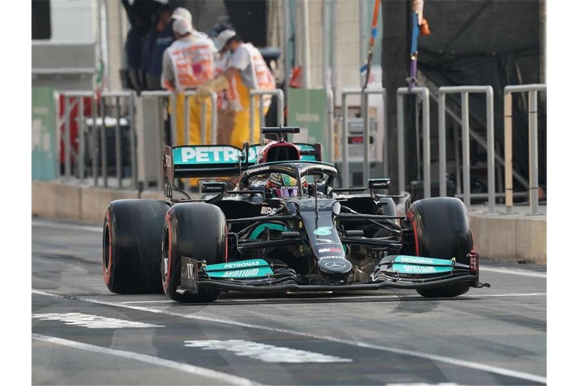 Startet in Katar von der Pole Position: Lewis Hamilton. Foto: Hasan Bratic/dpa
