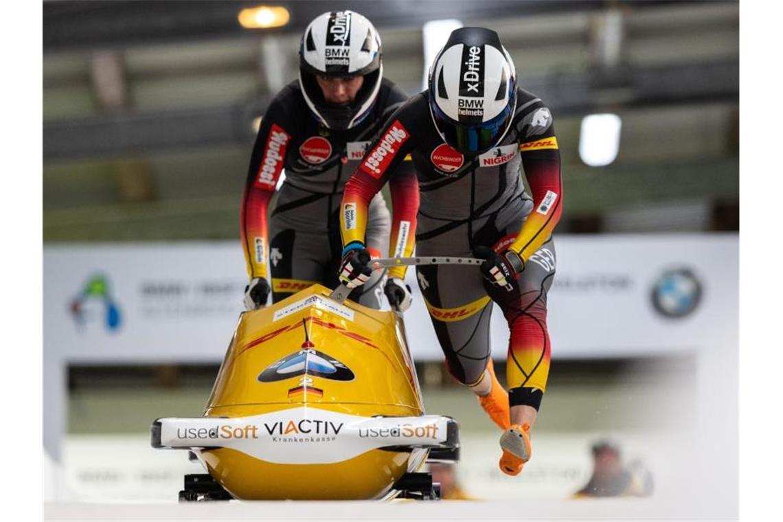 Deutsches Trio in Lauerstellung - Stürze beim WM-Auftakt Startet zum zweiten Durchgang: Stephanie Schneider (r) und Leonie Fiebig springen am Start in den Bob. Foto: Robert Michael/dpa-Zentralbild/dpa