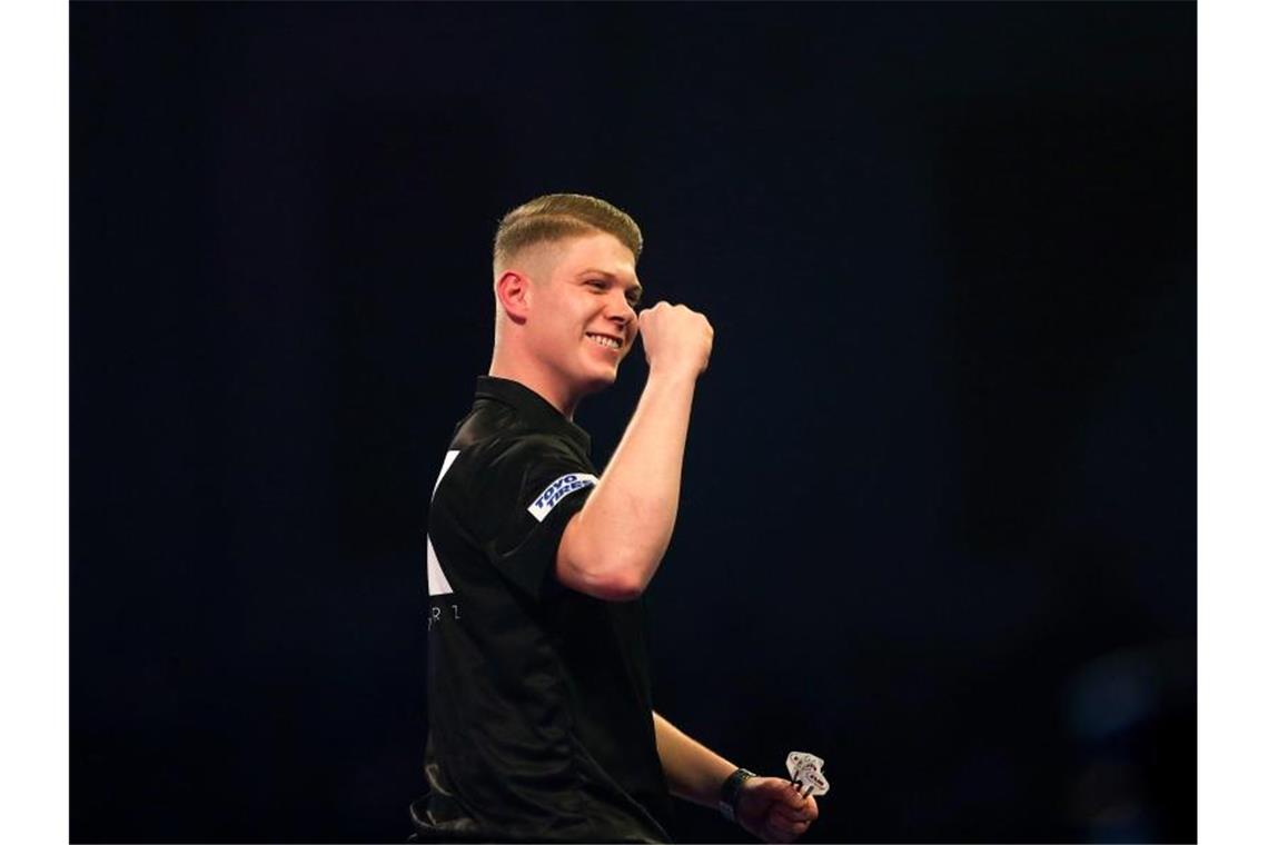Kurz weiter, Clemens raus - Deutsches Duell geplatzt Startete mit einem Sieg in die Darts-WM: Nico Kurz. Foto: Steven Paston/PA Wire/dpa