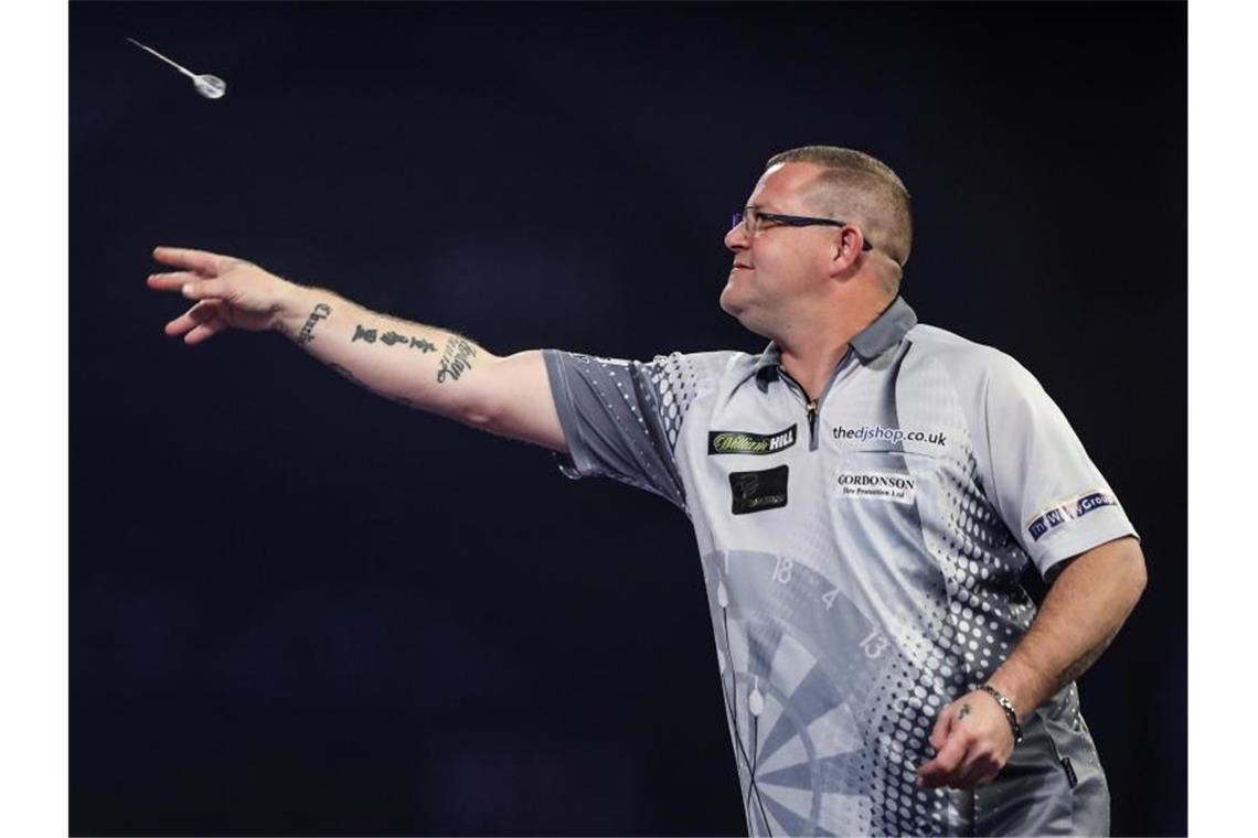 Startete mit einem Sieg, verlor dann aber gegen den Titelverteidiger Peter Wright bei der Darts-WM: Steve West. Foto: Kieran Cleeves/PA Wire/dpa