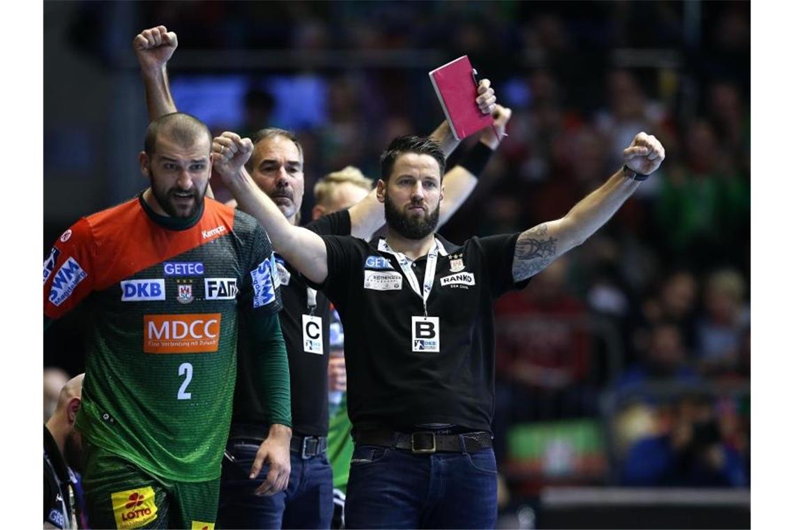 Magdeburg siegt zum Liga-Auftakt - Aufsteiger patzen Startete mit Magdeburg mit einem Sieg in die neue Saison: Trainer Bennet Wiegert. Foto: Ronny Hartmann