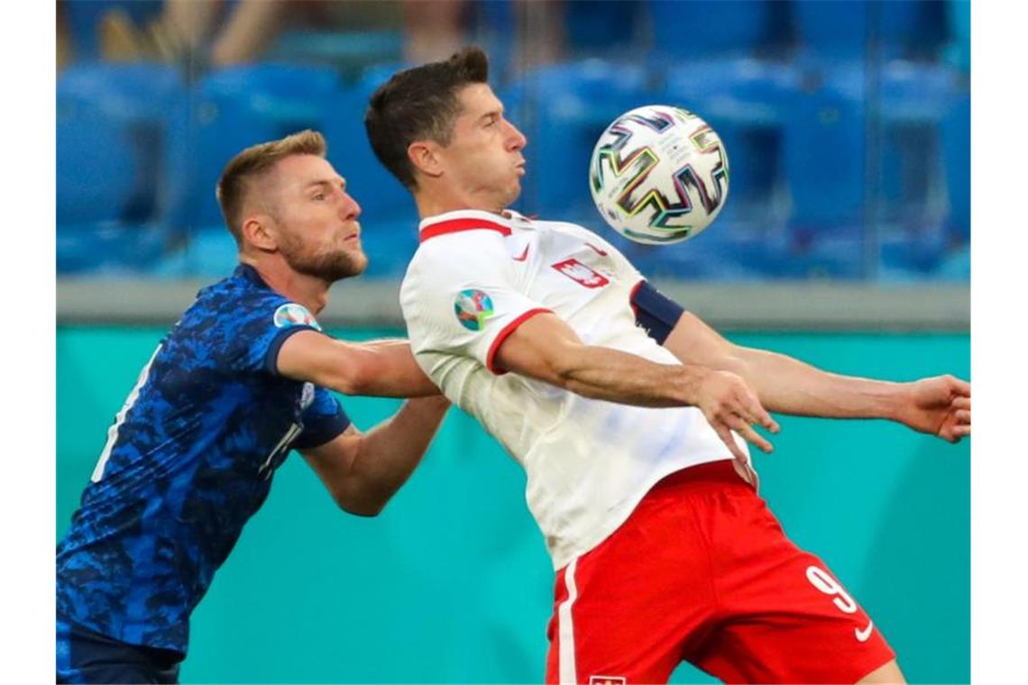 Auftaktflop: Lewandowski und Polen droht frühes Aus Startete mit Polen mit einer Pleite in die EM: Robert Lewandowski (r). Foto: Igor Russak/dpa