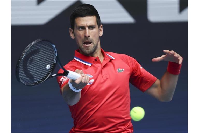 Startete mit Serbien mit einem Sieg in den ATP Cup: Novak Djokovic. Foto: Hamish Blair/AP/dpa