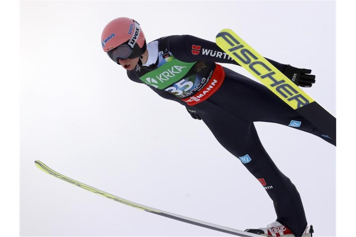 Startete stark in die Skiflug-WM in Planica: Karl Geiger. Foto: Darko Bandic/AP/dpa