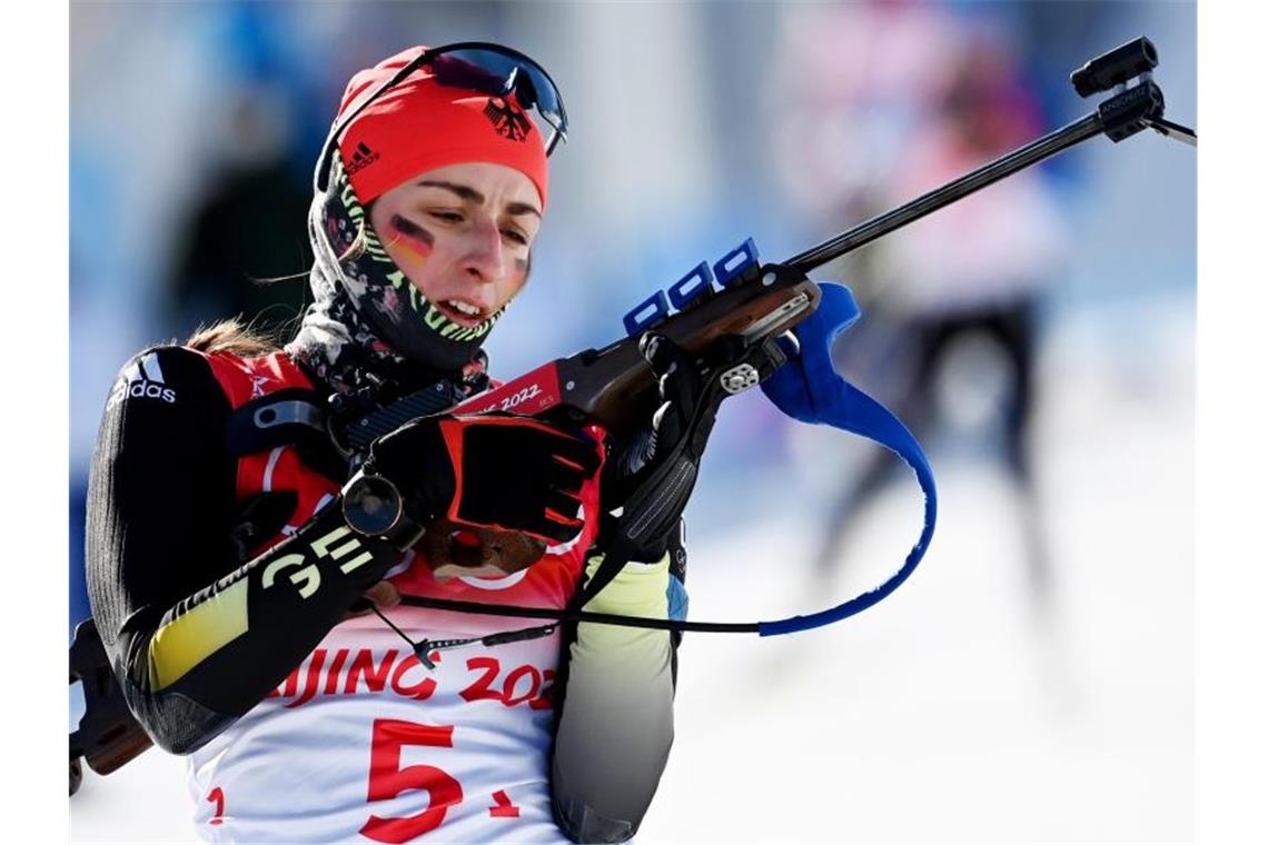 Biathletinnen befreien sich: Olympia-Bronze für die Staffel Startläuferin Vanessa Voigt beim Schießen. Foto: Angelika Warmuth/dpa