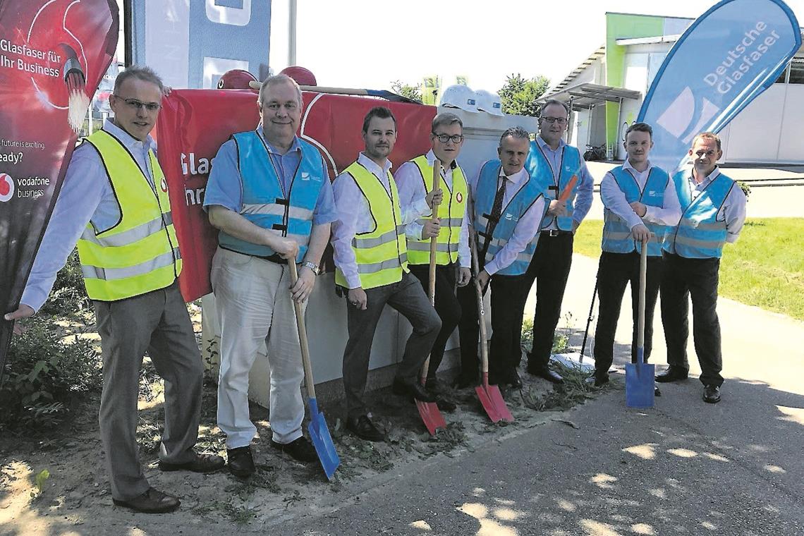 Schnelles Internet für 211 Firmen Startschuss für den Glasfaser-Ausbau im Gewerbegebiet Süd: OB Frank Nopper (Vierter von rechts) und Wirtschaftsförderer Reiner Gauger (Zweiter von links) greifen zusammen mit Vertretern der Firmen Vodafone und Deutsche Glasfaser zum Spaten. Foto: Vodafone