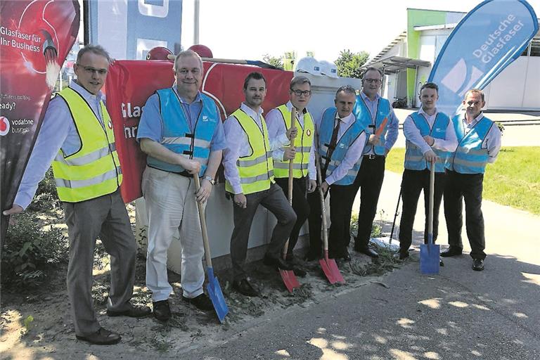 Startschuss für den Glasfaser-Ausbau im Gewerbegebiet Süd: OB Frank Nopper (Vierter von rechts) und Wirtschaftsförderer Reiner Gauger (Zweiter von links) greifen zusammen mit Vertretern der Firmen Vodafone und Deutsche Glasfaser zum Spaten. Foto: Vodafone