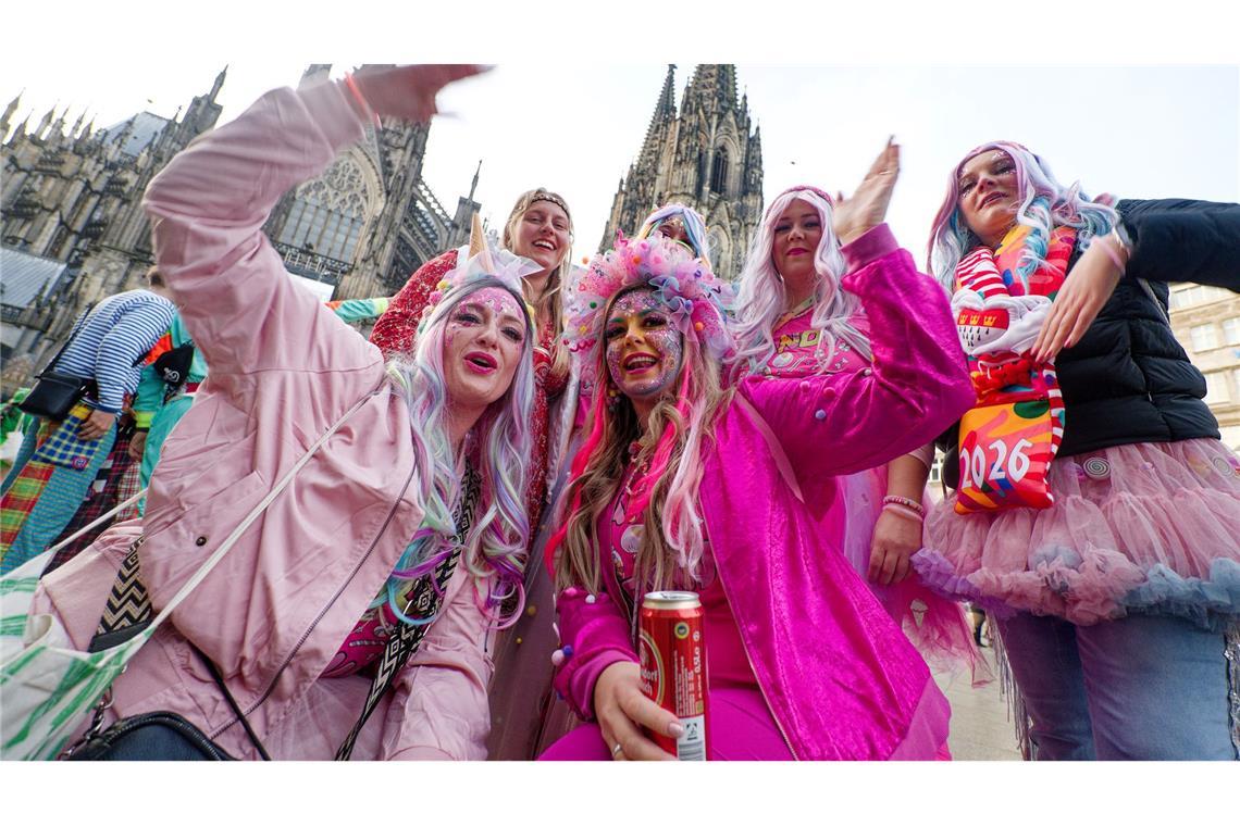 Startschuss für die Karnevalssession um 11:11 Uhr - Jecken aus der Eifel auf dem Kölner Domplatz