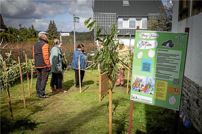 Station eins befindet sich direkt neben der Kirche und zeigt den Einzug Jesu in Jerusalem. Foto: Alexander Becher