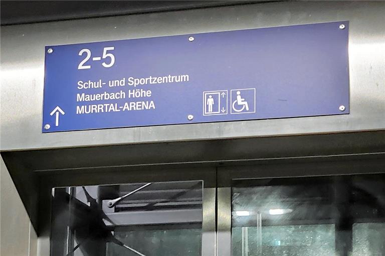 Statt auf die Maubacher Höhe führt das Schild auf die Mauerbach Höhe. Foto: privat