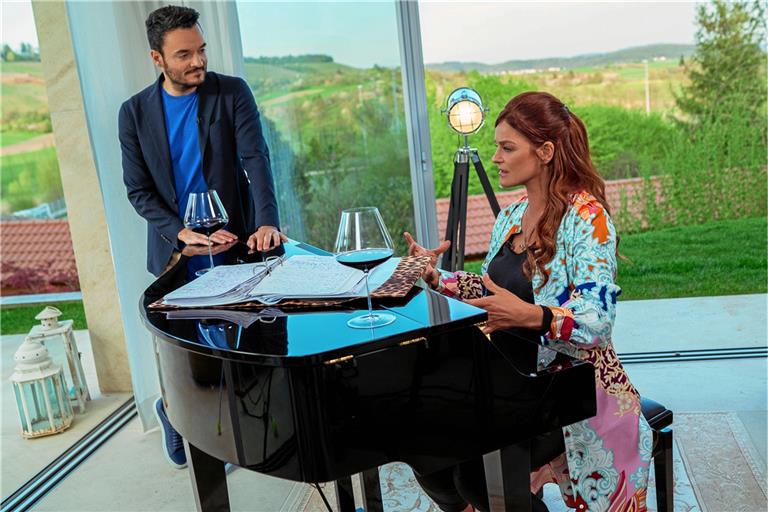 Statt der großen Bühne beim Heimspiel im Juli im Fautenhau bleibt auch Andrea Berg nur Homeoffice. Am heimischen Klavier redete die Sängerin mit ihrem Kollegen Giovanni Zarrella über ihre große Karriere. Teile der Gespräche sendet das ZDF am Samstagabend. Foto: ZDF/Anelia Janeva