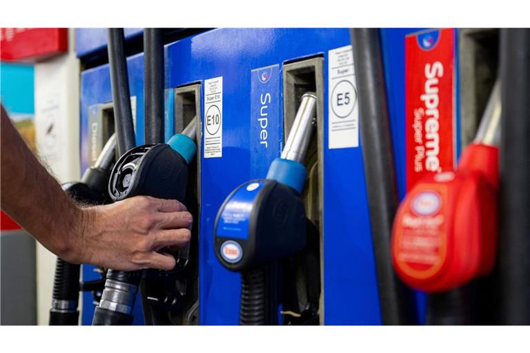 Statt einem Tankrabatt brauche es Direktzahlungen, sagt die Verbraucherzentrale.