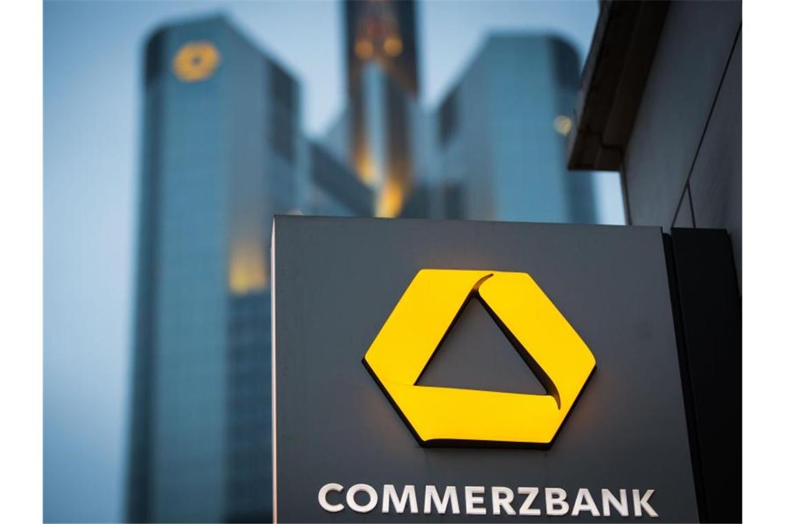 Statt einen entschlossenen Konzernumbau anzugehen, ist die Commerzbank mit der Suche nach Führungskräften beschäftigt. Foto: Frank Rumpenhorst/dpa