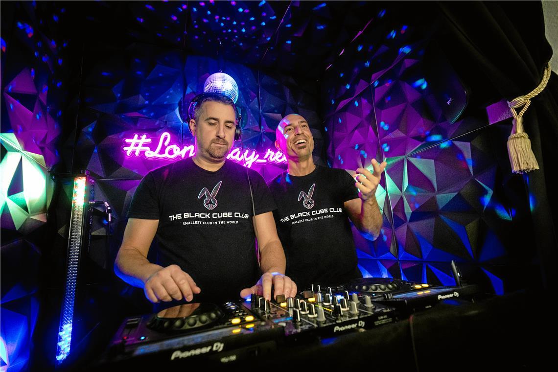 Statt in eine tanzende Menge blicken sie in eine Kamera: Toby Long und DJ Belveder in ihrem winzigen Club. Archivfotos: Alexander Becher