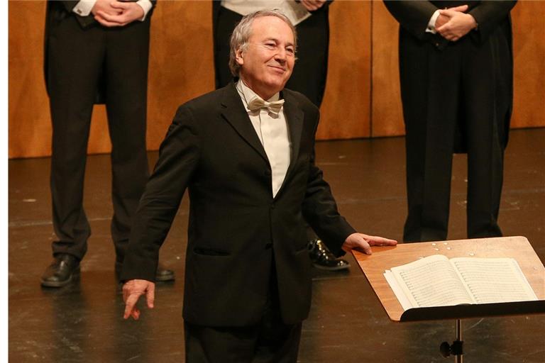 Statt Konzerte zu geben wie hier mit seinem Kammerchor Stuttgart im Backnanger Bürgerhaus legt der Backnanger Dirigent Frieder Bernius sein Augenmerk unter anderem verstärkt auf Quellenforschung und das Studium der Werkliteratur. Foto: E. Layher