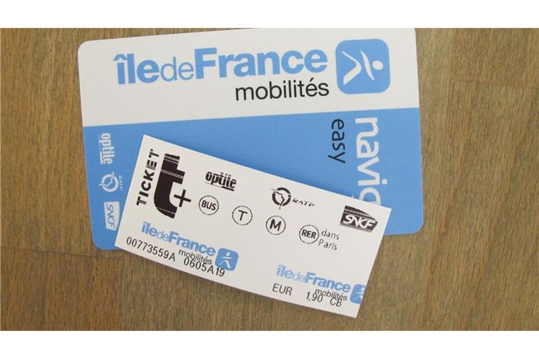 Statt Papier-Tickets gibt es in der Pariser Metro künftig elektronisch aufladbare Karten und Tickets auf dem Smartphone (Archivbild).