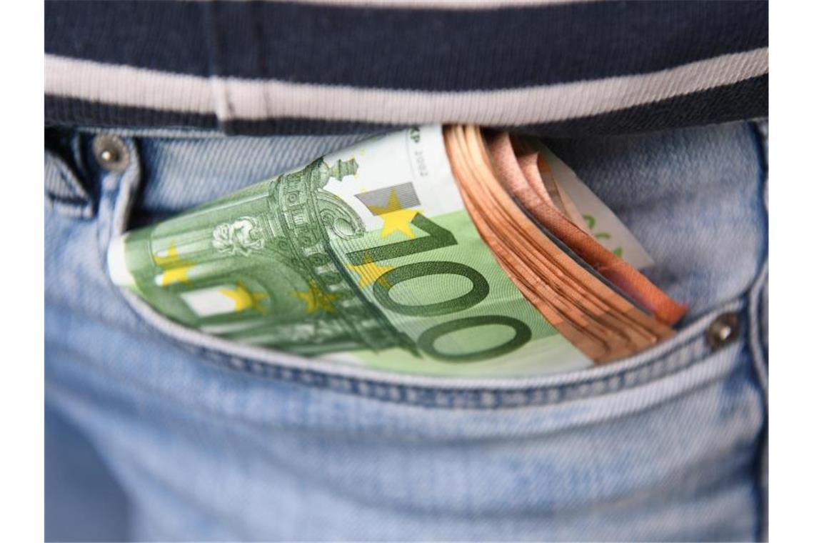 Die Liebe der Deutschen zum Bargeld schwindet Statt zum Bargeld greifen die Deutschen immer häufiger zu Karte oder Handy. Foto: Robert Michael