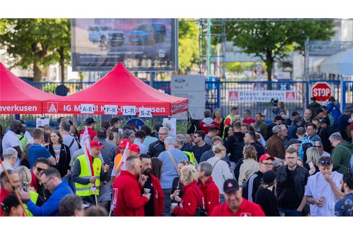 Gewerkschaft bestreikt erstmals die Kölner Ford-Werke Statt zur Arbeit ins Werk zu gehen, bleiben die Streikenden vor dem Tor und holen sich Streik-Koupons ab.