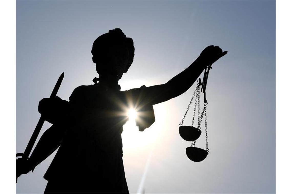 Erpressungsversuche bei Bundesligisten: Über vier Jahre Haft Statue der Justitia mit einer Waage und einem Schwert in der Hand. Foto: Arne Dedert/dpa/Symbolbild