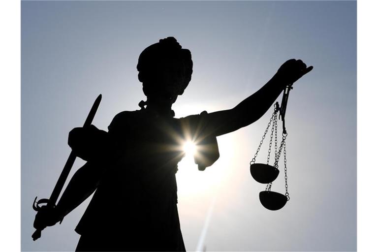 Statue der Justitia mit einer Waage und einem Schwert in der Hand. Foto: Arne Dedert/dpa/Symbolbild
