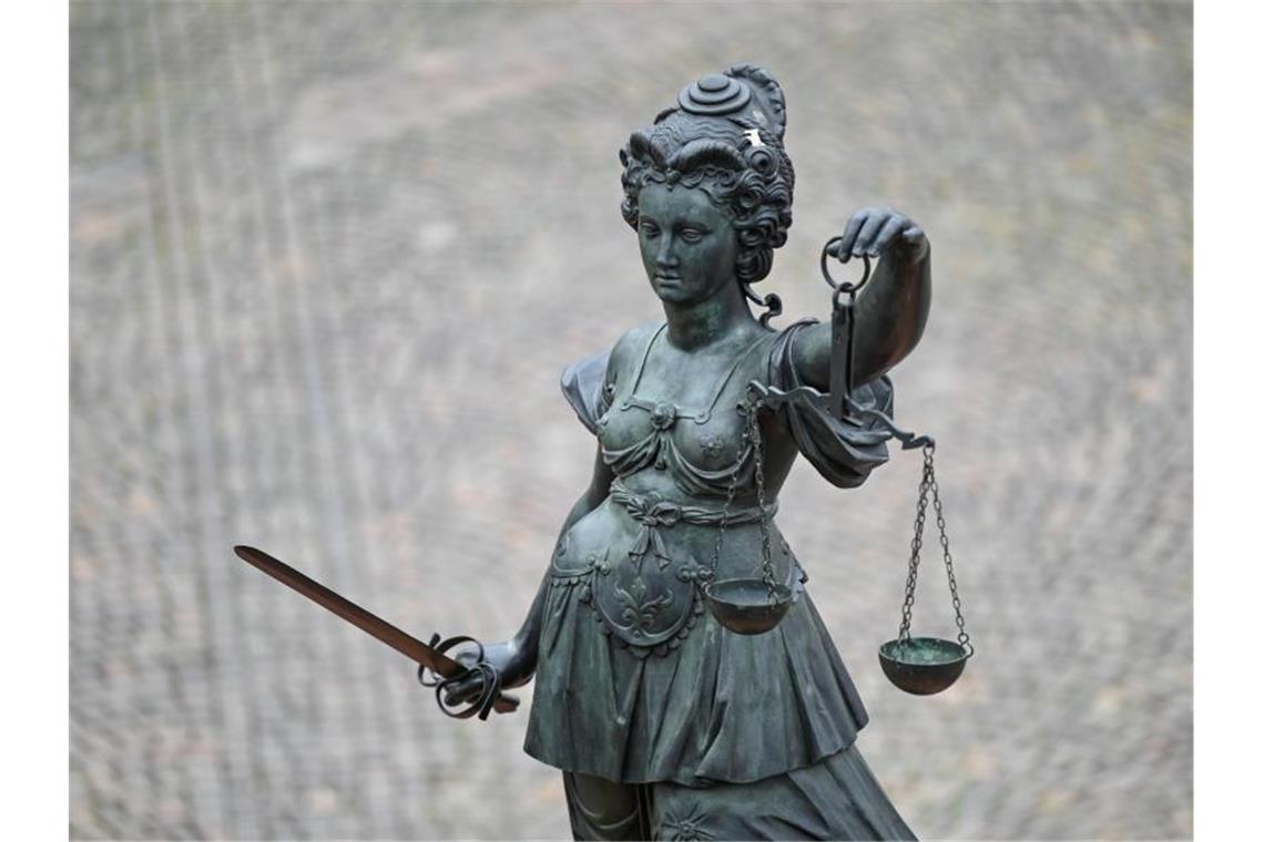 Statue der Justitia mit einer Waage und einem Schwert in der Hand. Foto: Arne Dedert/dpa/Symbolbild