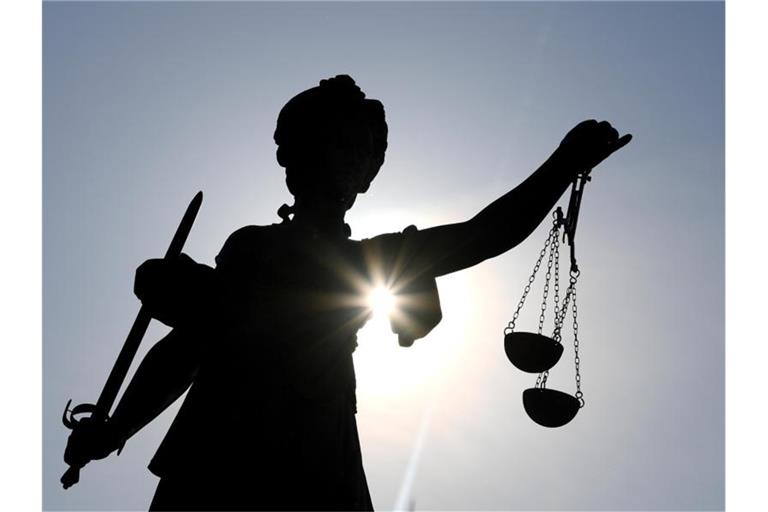 Statue der Justitia mit einer Waage und einem Schwert in der Hand. Foto: Arne Dedert/dpa/Symbolbild