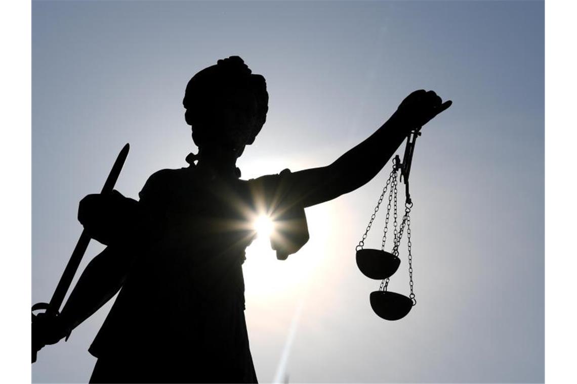 Statue der Justitia mit einer Waage und einem Schwert in der Hand. Foto: Arne Dedert/dpa/Symbolbild