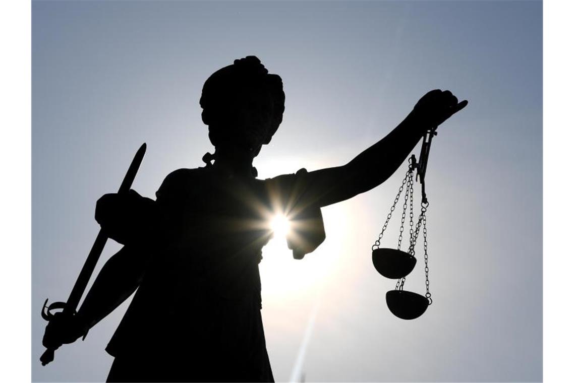 Berufungsurteil um Schmerzensgeld nach Hüft-OP erwartet Statue der Justitia mit einer Waage und einem Schwert in der Hand. Foto: Arne Dedert/dpa/Symbolbild