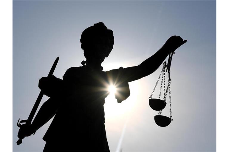 Statue der Justitia mit einer Waage und einem Schwert in der Hand. Foto: Arne Dedert/dpa/Symbolbild
