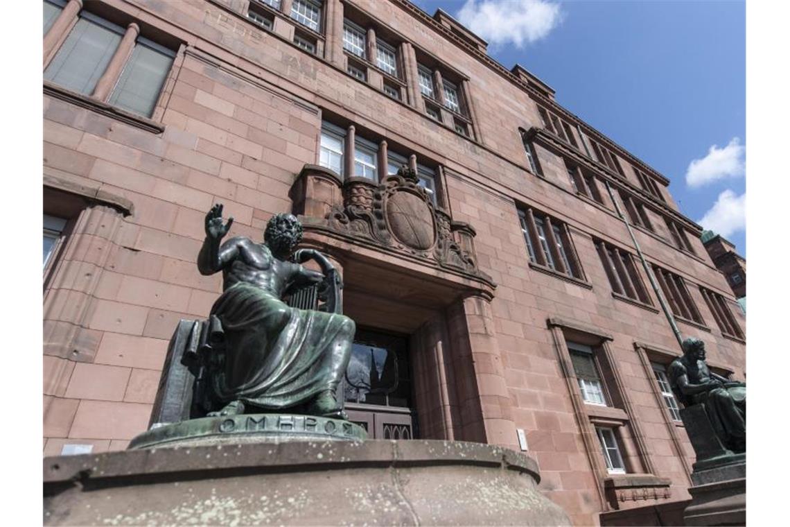 Statuen von Homer und Aristoteles stehen vor dem Kollegiengebäude 1 der Universität Freiburg. Foto: Patrick Seeger/dpa/Archivbild