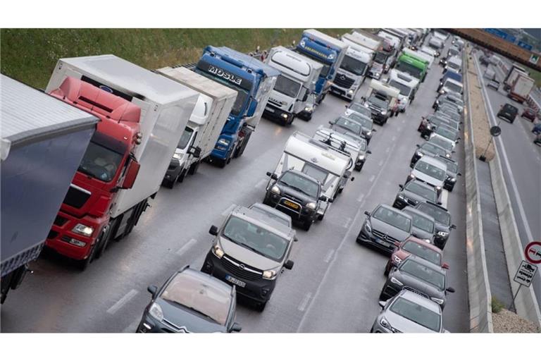 Stau auf der Autobahn 8 bei Merklingen nach einem Unfall mit drei Fahrzeugen&nbsp;– darunter ein Mercedes AMG&nbsp;– in Richtung München. (Symbolbild)