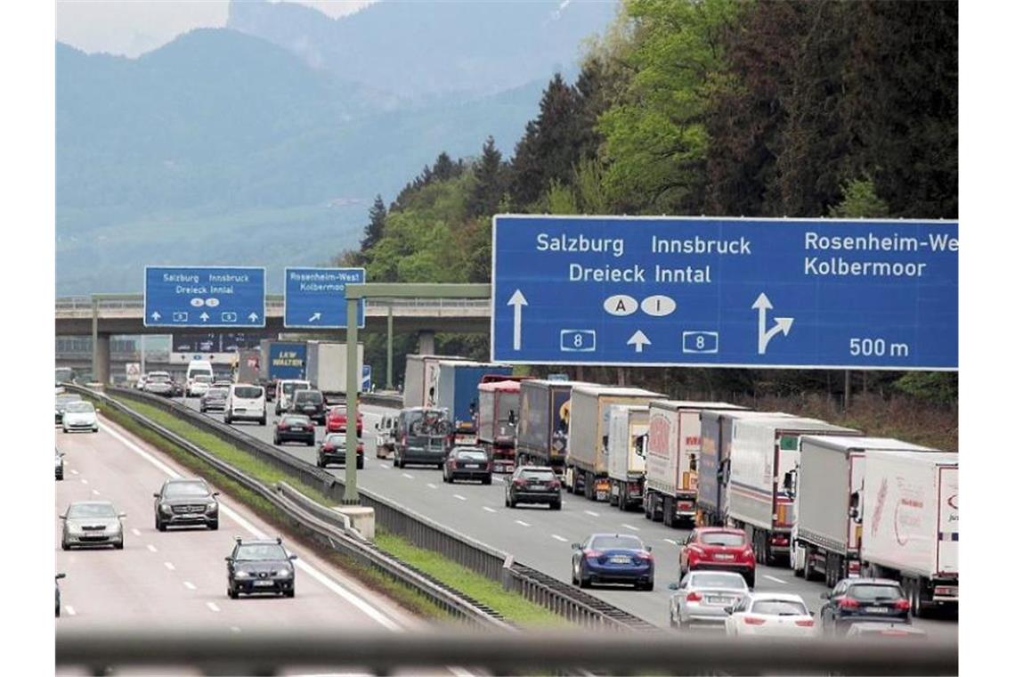 Stau auf der Autobahn 8 bei Rosenheim: Die Strecke nach Österreich und Südtirol ist im Sommer chronisch überlastet. Foto: Josef Reisner/dpa