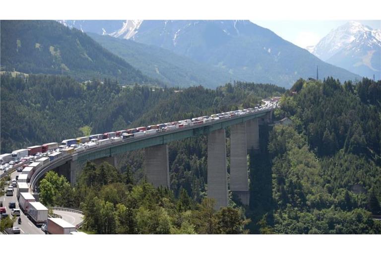 Stau auf der Brennerautobahn ist auch in den Herbsferien 2026 zu erwarten – für manche gibt es zu bestimmten Zeiten kein Durchkommen.