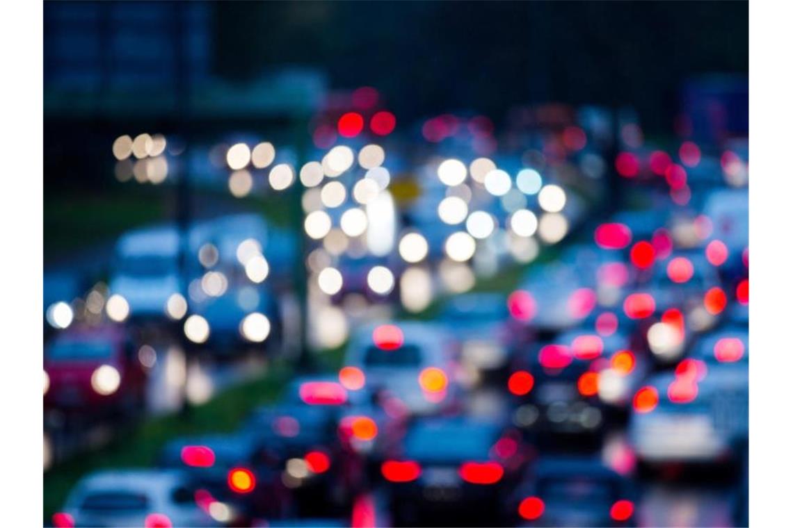 Stau auf einer Autobahn. Foto: Rolf Vennenbernd/dpa/Symbolbild