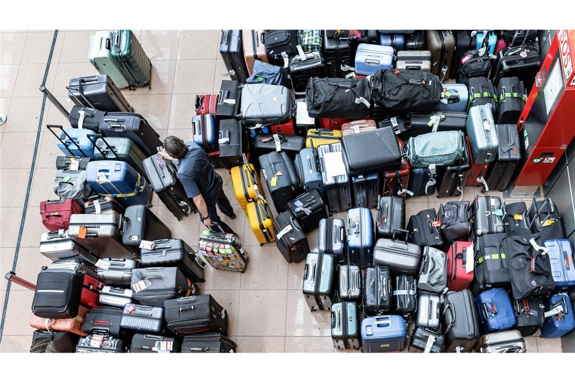 Stau bei der Gepäckabfertigung: Nach dem Ausfall einer Sortieranlage am Hamburger Flughafen, müssen die Koffer und Taschen von Hand zugeordnet und zu den Maschinen gebracht werden.