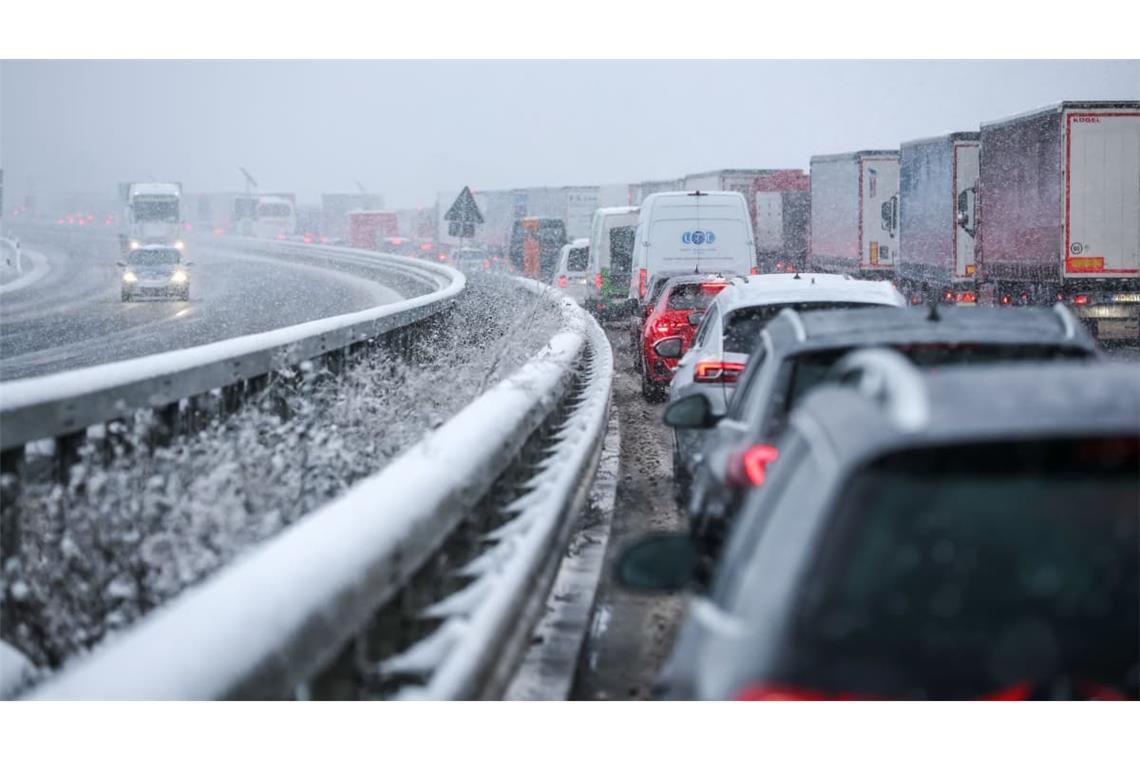 Stau bei Schmuddelwetter im Winter (Symbolbild).