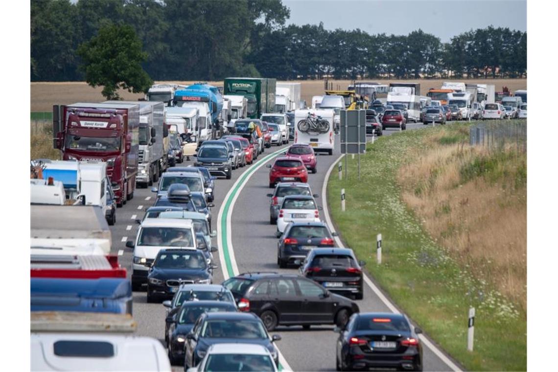 Neue Autobahn-App des Bundes soll Google Maps & Co. ergänzen Stau vor der Rügenbrücke auf der Insel Rügen in Mecklenburg-Vorpommern. Foto: Stefan Sauer/dpa