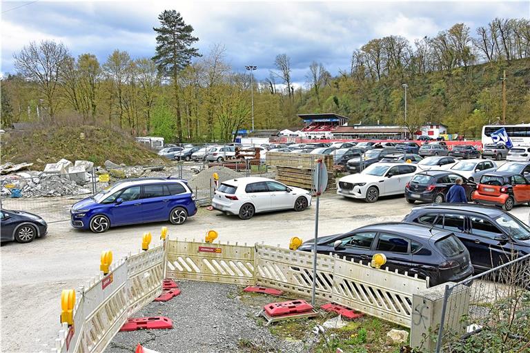 Staub, Dreck und Parkplatzchaos: So soll es künftig unterm Viadukt in den Etzwiesen nicht mehr aussehen.Foto: Tobias Sellmaier