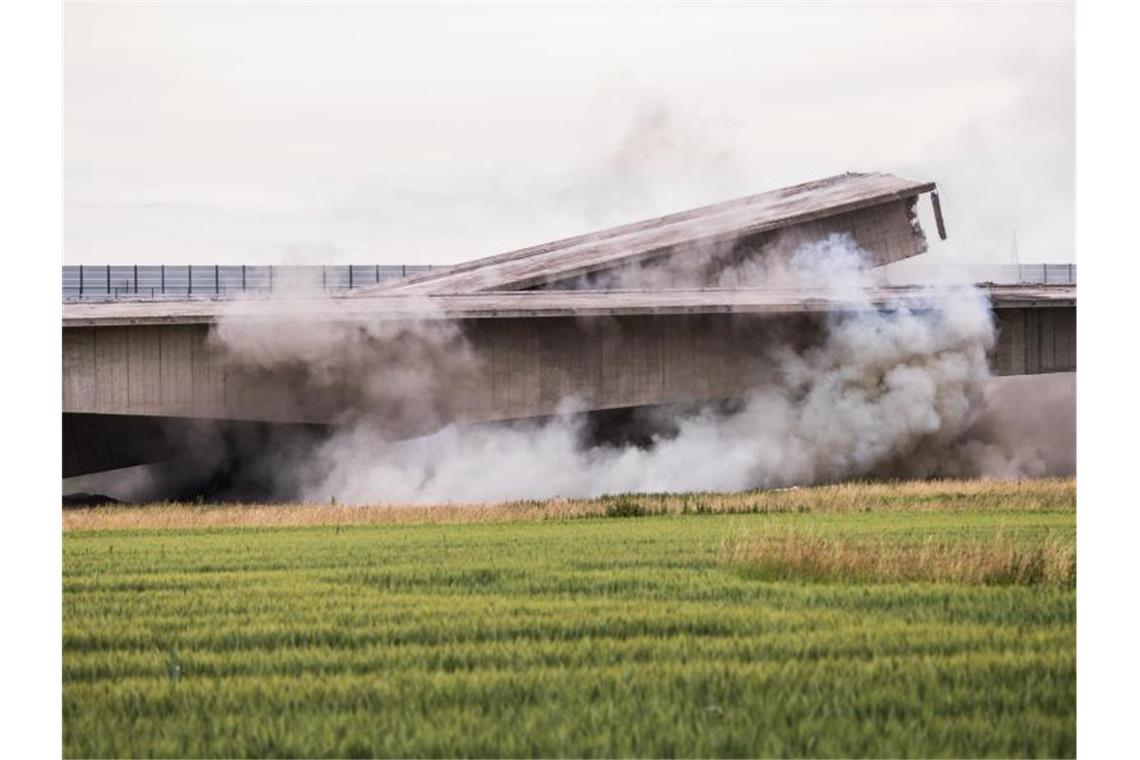 Teilstück von alter Neckartalbrücke gesprengt Staubwolken steigen während der Sprengung der Brücke auf. Foto: Andreas Arnold