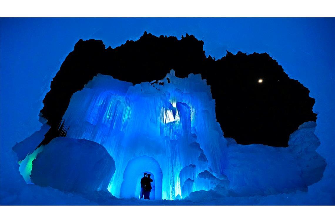 Bilder des Tages Staunen in der Eishöhle.