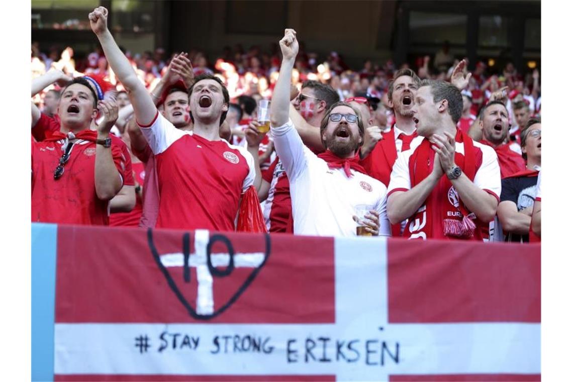Stay strong Eriksen: Zu Ehren des Spielmachers wurden zahlreiche Banner und Fahnen im Stadion angebracht. Foto: Friedemann Vogel/EPA Pool/AP/dpa