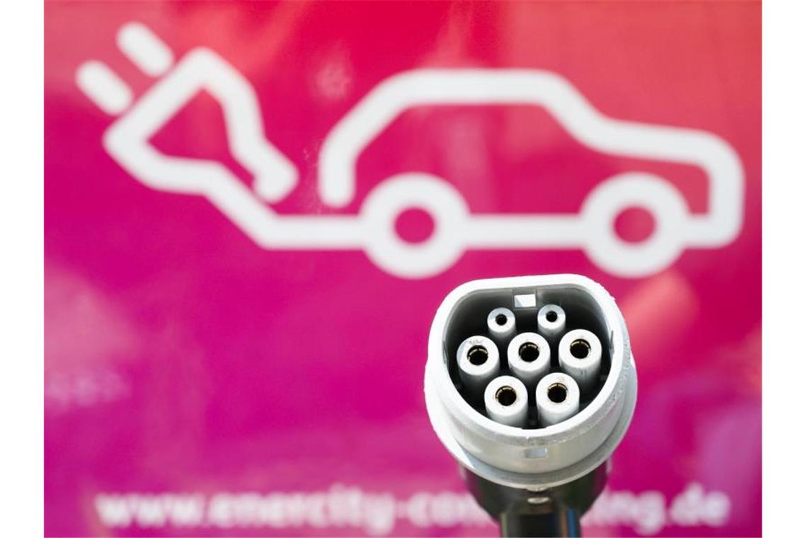 E-Autos und autonomes Fahren haben es in Deutschland schwer Stecker einer Ladesäule für E-Autos. Foto: Christophe Gateau