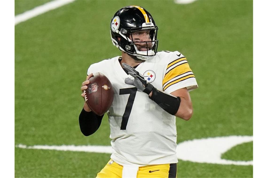 Duell der NFL-Quarterback-Superstars: Brady besiegt Rodgers Steelers-Quarterback Ben Roethlisberger leistete sich gegen die Cleveland Browns keinen Ballverlust. Foto: Frank Franklin Ii/AP/dpa