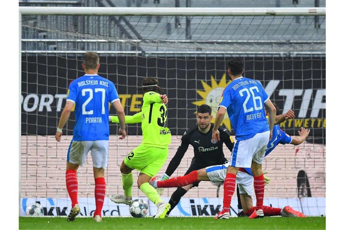 Stefan Aigner (2.v.l.) traf für den SV Wehen Wiesbaden zum 2:1 in Kiel. Foto: Stuart Franklin/Getty Images Europe/Pool/dpa