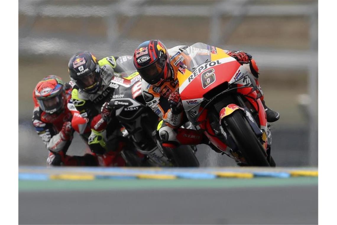 Stefan Bradl (r) holte in Frankreich Punkte. Foto: David Vincent/AP/dpa