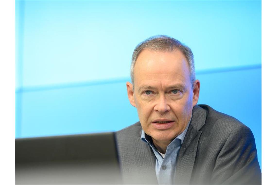 Stefan Brinkspricht auf einem Podium. Foto: Sebastian Gollnow/dpa/Archivbild